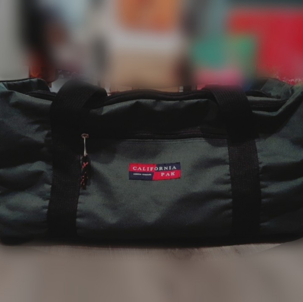 * CALIFORNIA PAK CalPak Travel or gym BAG 23"×11"